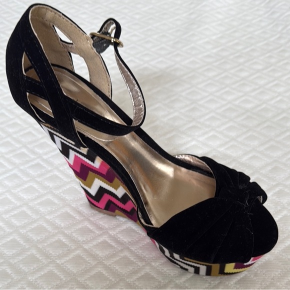 Shoe Dazzle Black and Pink Chevron Wedges - Picture 1 of 7